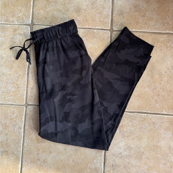 Lululemon High Rise Stretch 7/8 Pant - Picture 4 of 7